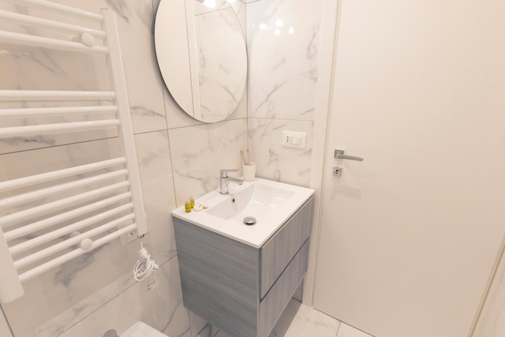 Modern & Stylish Near Isola & Central Station Milan Bagian luar foto
